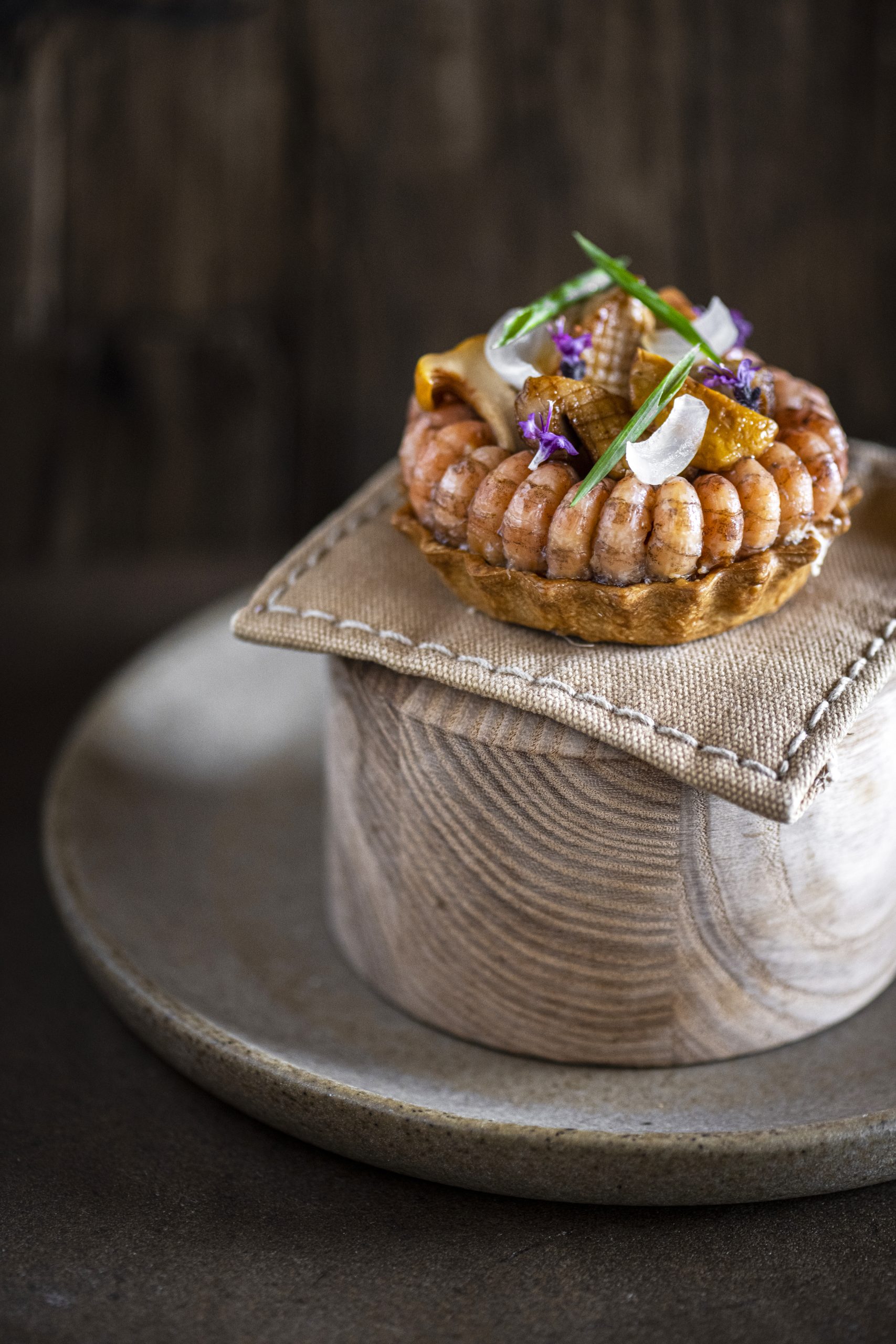 Tartelette van grijze garnalen, bloedworst, champignon en groene appel